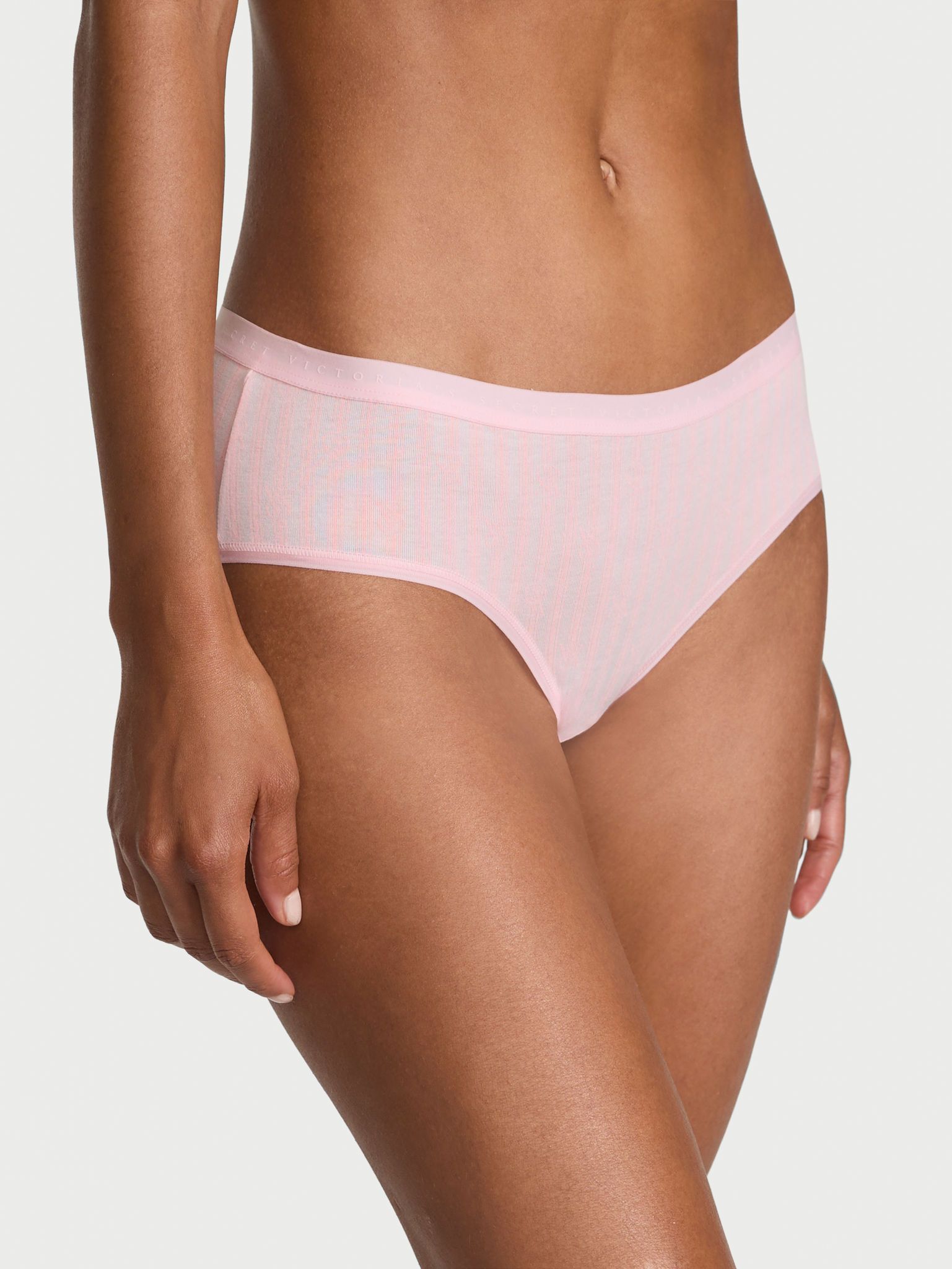 Chiloți de bumbac Hiphugger. Produsul este modelat și provine din colecția Victoria's Secret.