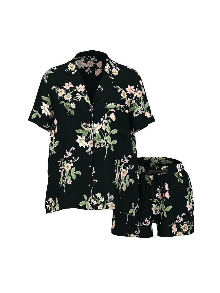 Pijamale de satin cu pantaloni scurți semnătură. Produsul are un model floral și provine din colecția Victoria's Secret.
