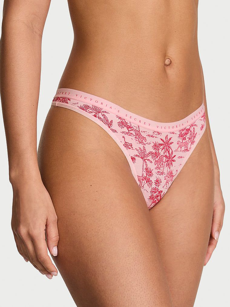 Tanga de bumbac cu picior înalt. Produsul este modelat și provine din colecția Victoria's Secret.