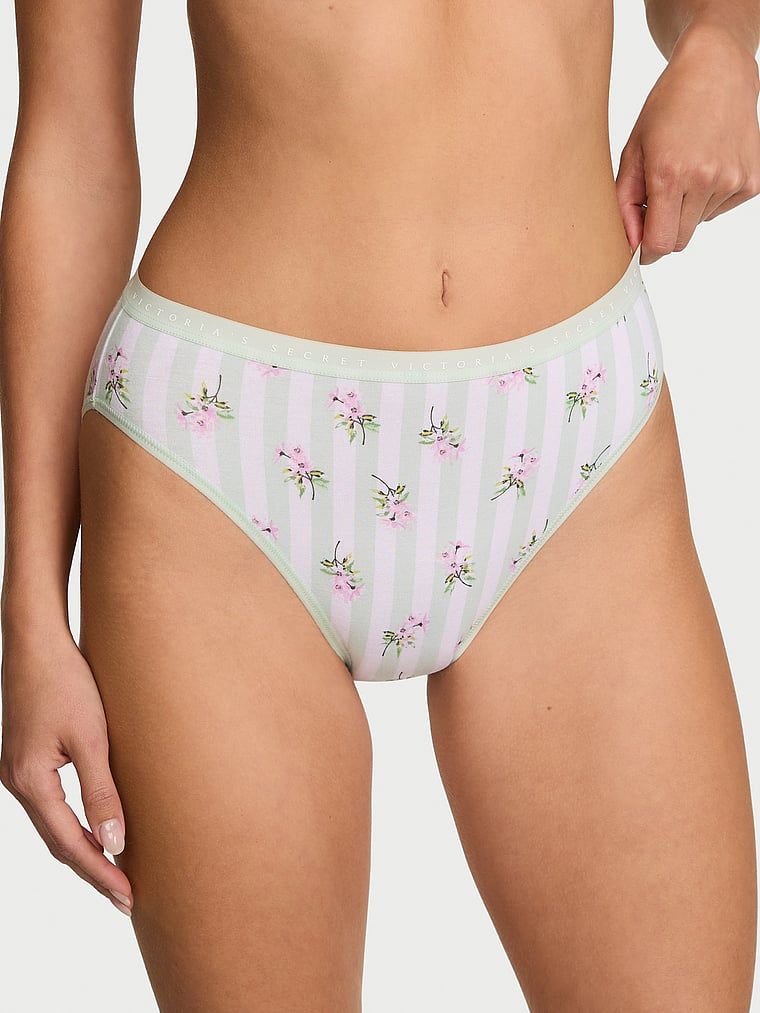 Chiloți din bumbac cu picioare înalte, pantaloni scurti cu picior înalt. Produsul este modelat și provine din colecția Victoria's Secret.