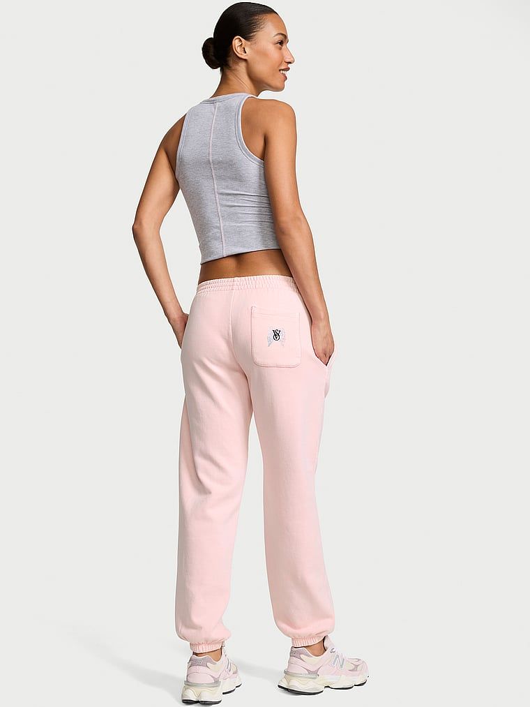 Pantaloni de trening din bumbac în afara serviciului. Produsul este roz și provine din colecția Angel Essentials.
