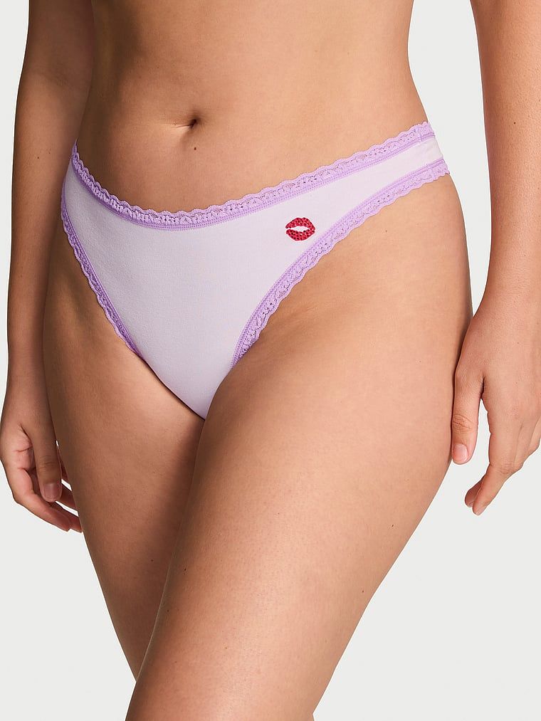 Tanga de bumbac cu dantelă pe margini: talie din dantelă. Produsul este de culoare mov și provine din colecția Lace Trim.