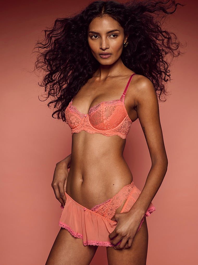 Chiloți bikini din dantelă. Produsul este portocaliu și provine din colecția Dream Angels.