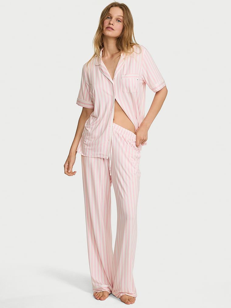 Pijamale modale cu mâneci scurte și pantaloni lungi SoSoft. Produsul are o culoare cu model și provine din colecția Victoria's Secret.
