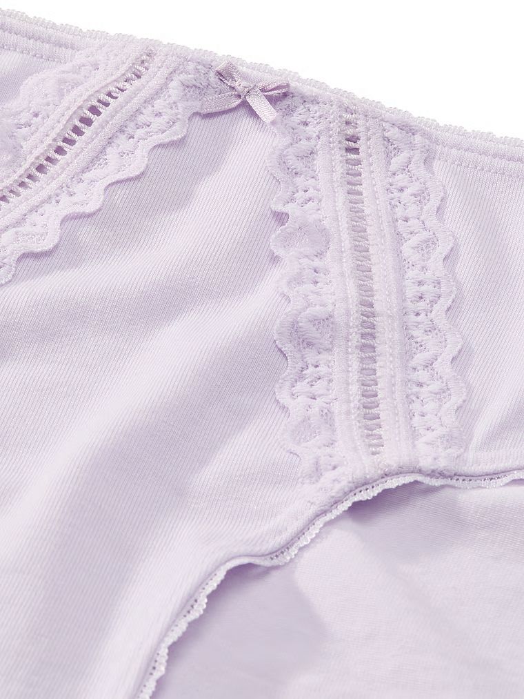 Chiloți din bumbac cu inserții Hiphugger cu margini din dantelă. Produsul este de culoare mov și provine din colecția Victoria's Secret.