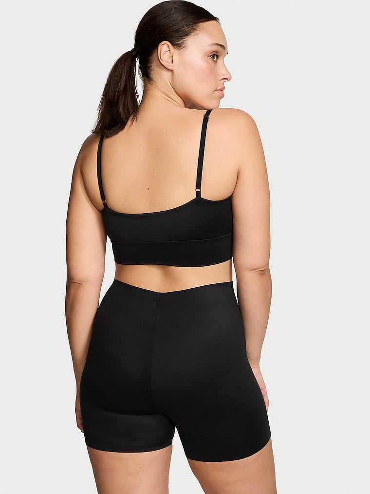 Pantaloni scurți de netezire Feathersoft Essentials sub îmbrăcăminte. Produsul este negru și provine din colecția Victoria's Secret.