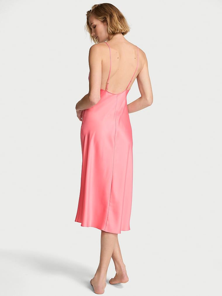 Rochie midi din satin. Produsul este roz și provine din colecția Victoria's Secret.