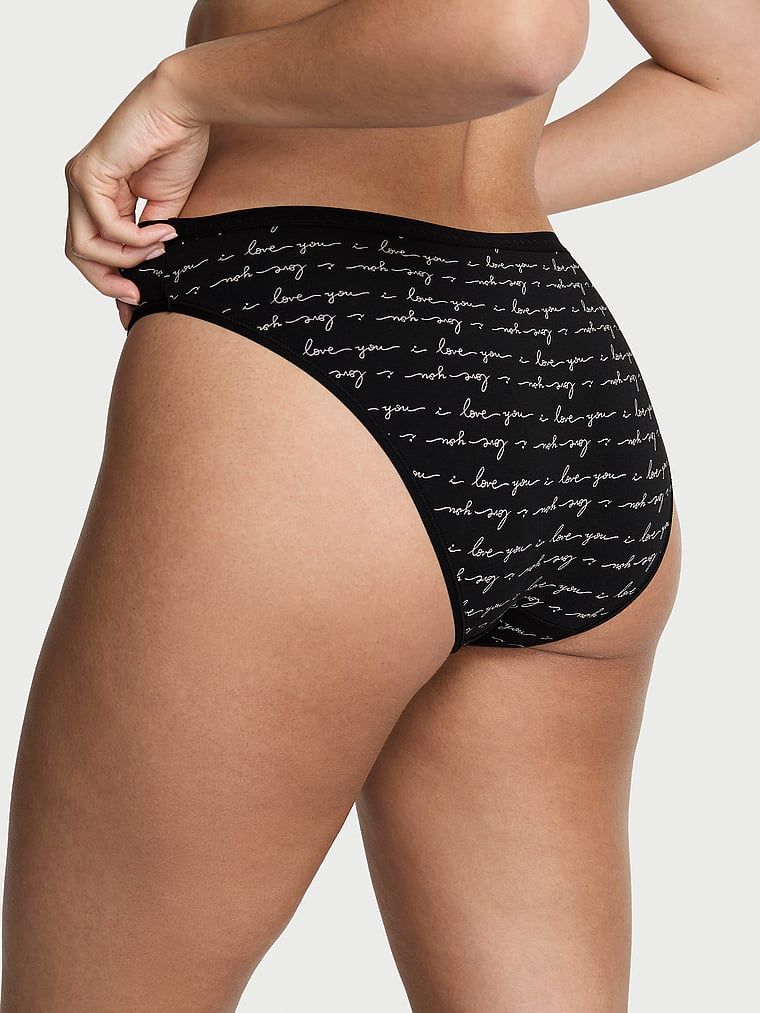 Chiloți de bumbac Bikini. Produsul este modelat și provine din colecția Victoria's Secret.