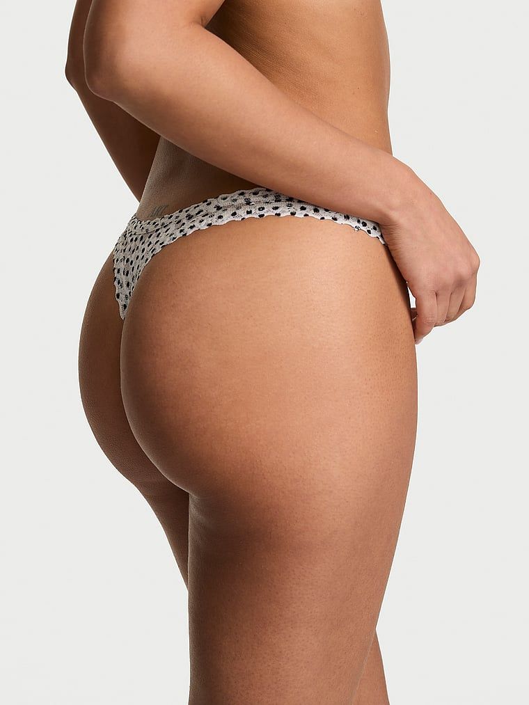 Tanga Ultra-Mini Scoop din dantelă. Produsul este modelat și provine din colecția Lacie.