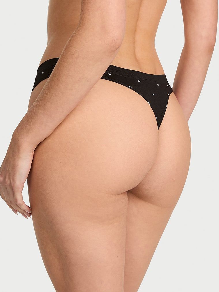 Tanga fără cusături. Produsul este modelat și provine din colecția Seamed.