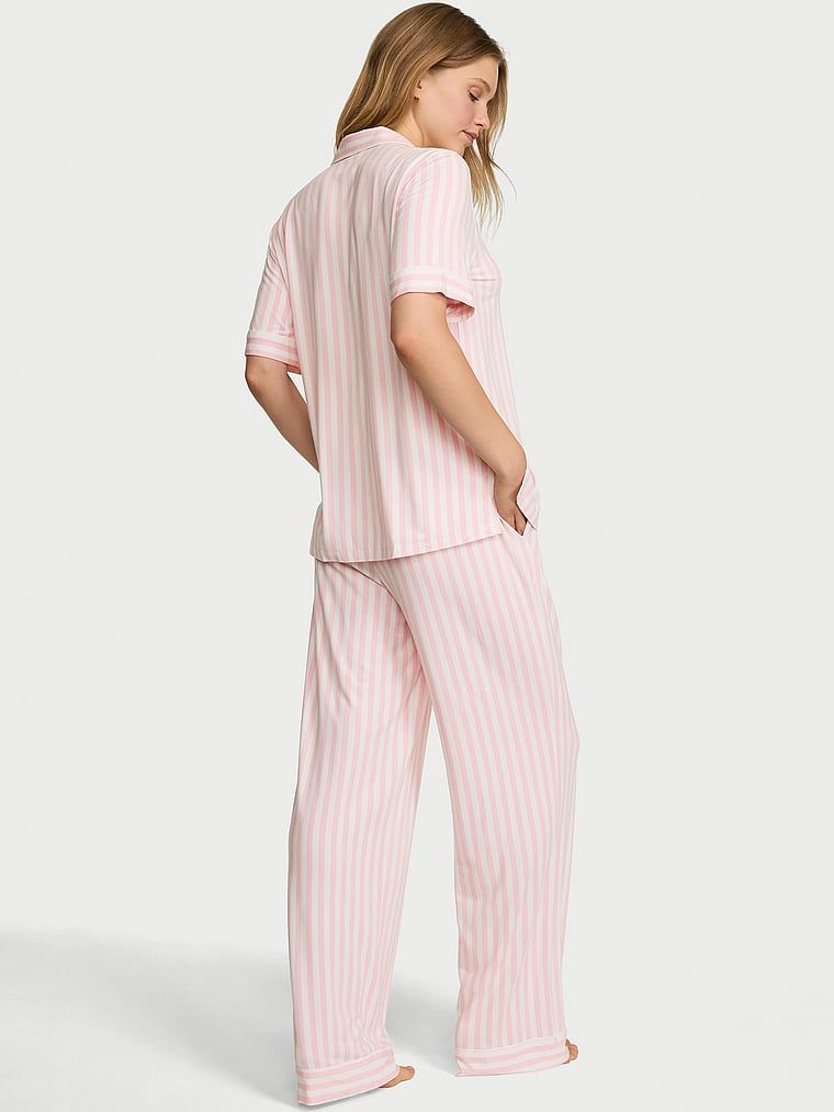 Pijamale modale cu mâneci scurte și pantaloni lungi SoSoft. Produsul are o culoare cu model și provine din colecția Victoria's Secret.