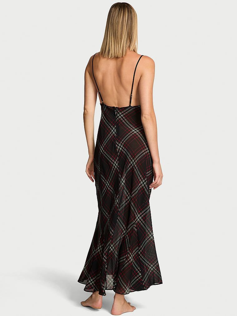 Rochie maxi cămașă de noapte din șifon Tartan. Produsul este modelat și provine din colecția Very Sexy.