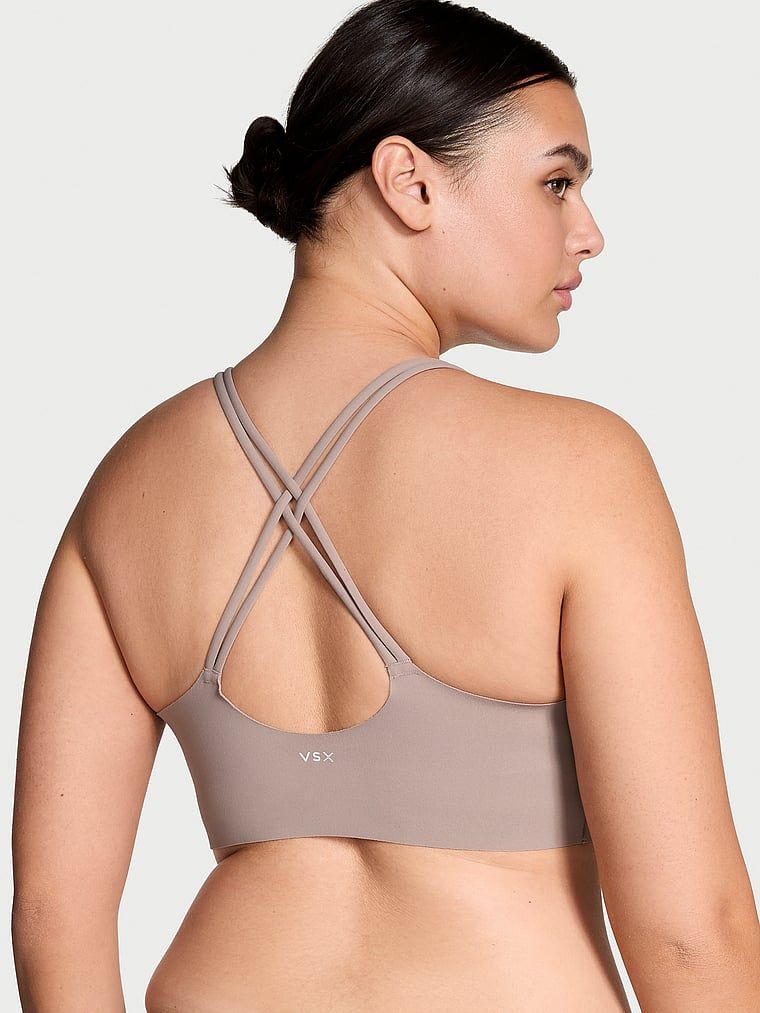 Sutien sport cu suport ușor Elevate Strappy. Produsul este bej și provine din colecția VSX.