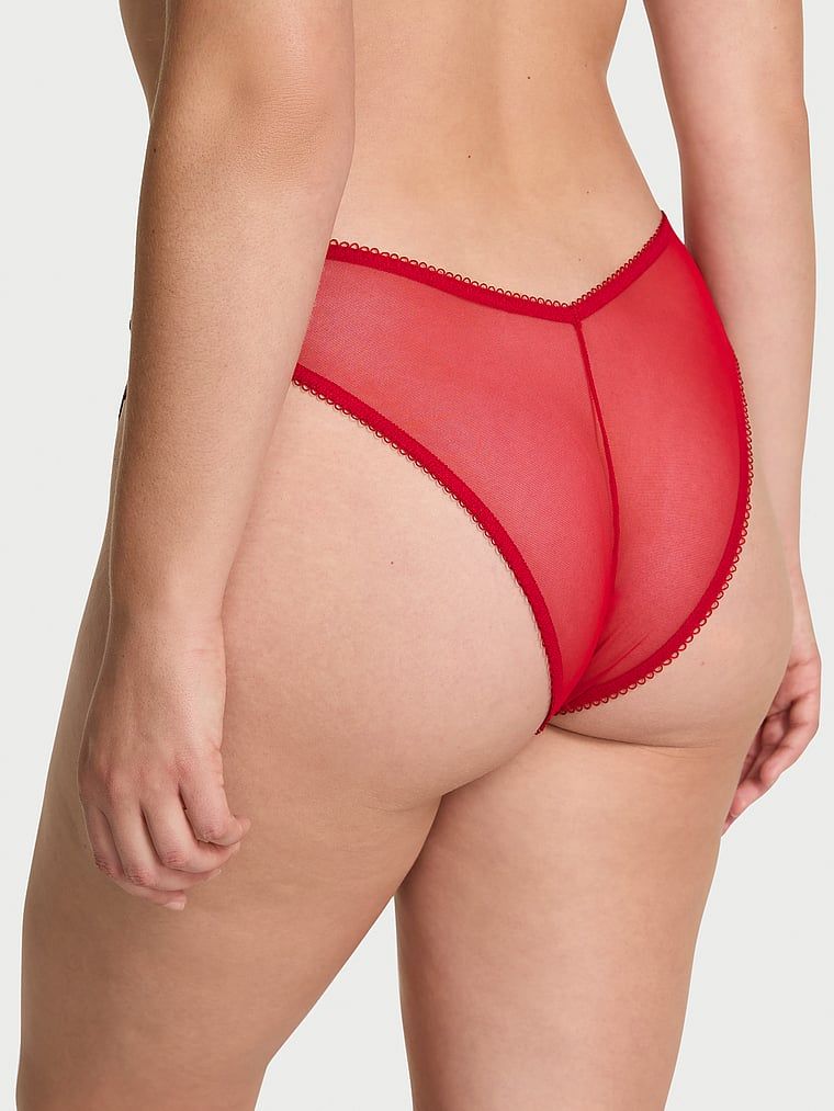 Chiloți brazilieni cu arcuri frumoase. Produsul este modelat și provine din colecția Dream Angels.