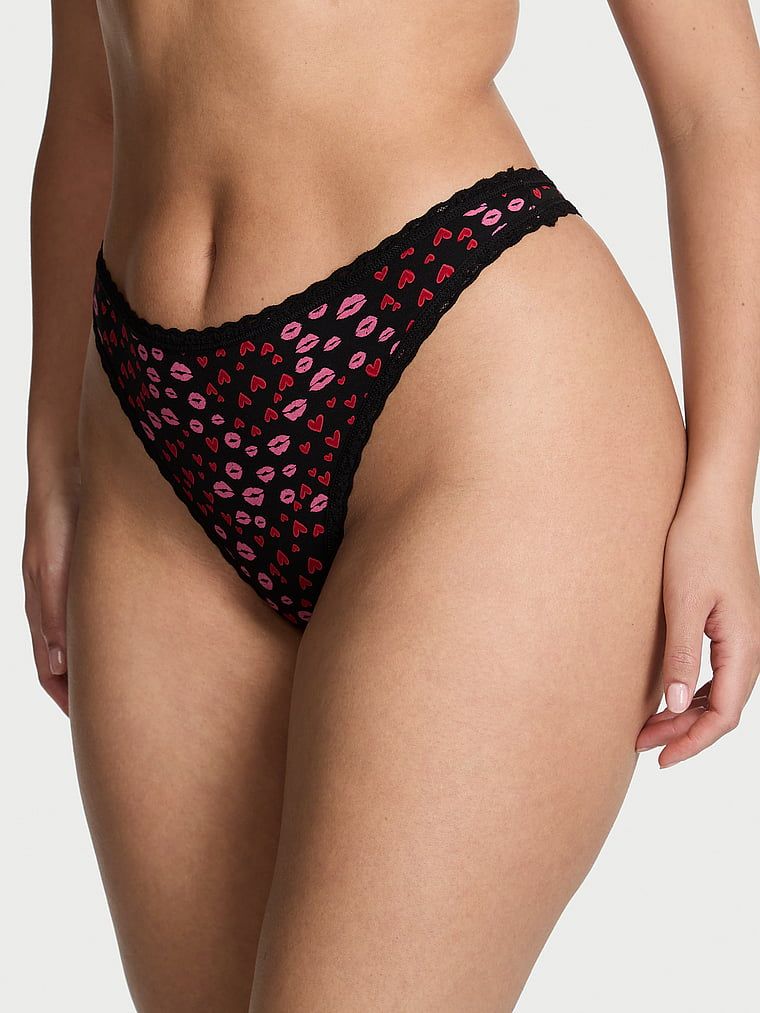 Tanga de bumbac cu dantelă pe margini: talie din dantelă. Produsul este modelat și provine din colecția Lace Trim.