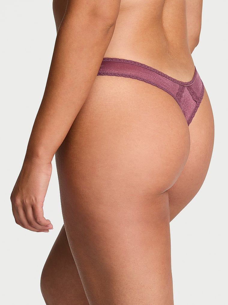 Shimmer Shimmer Shimmer Shiny Thong. Produsul este roz și provine din colecția Dream Angels.