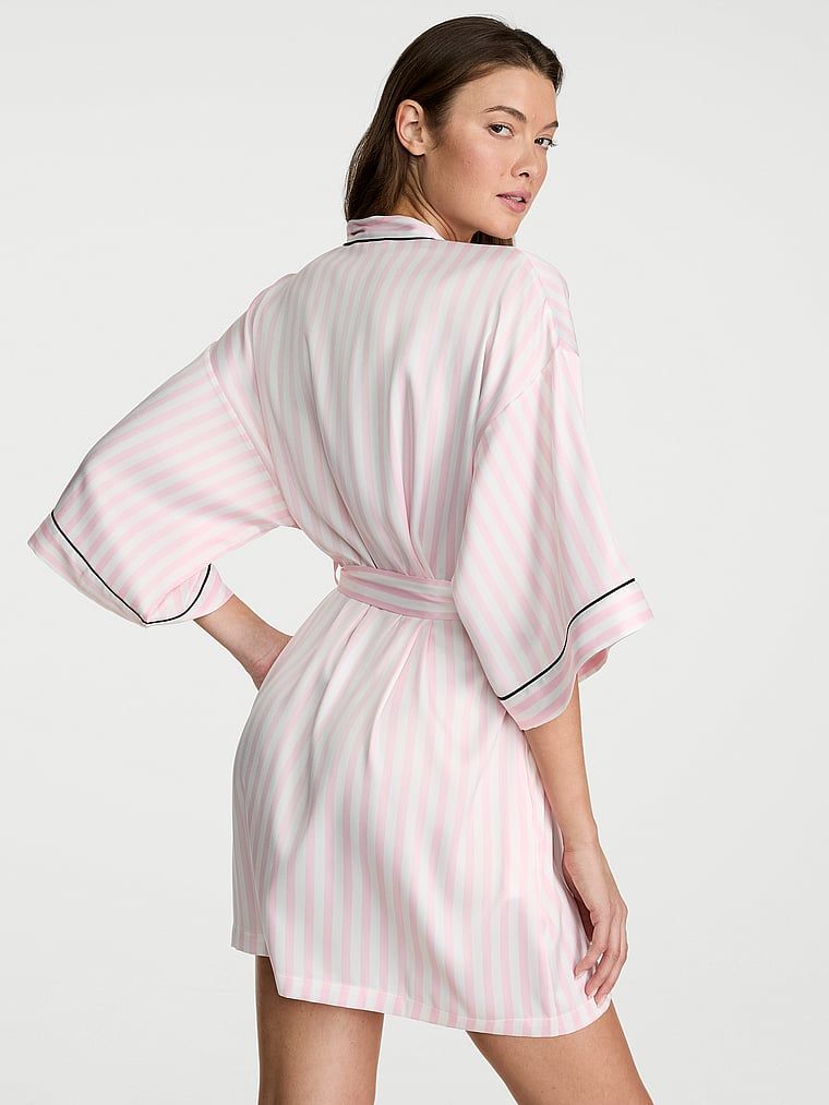 Halatul de baie scurt din satin, semnătură. Produsul are un model în dungi și provine din colecția Victoria's Secret.