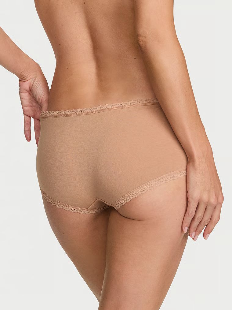 Pantaloni scurți de bumbac cu dantelă pe margini: Boyshort cu margini din dantelă. Produsul este bej și provine din colecția Lace Trim.