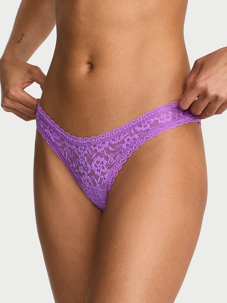 Tanga Ultra-Mini Scoop din dantelă. Produsul este de culoare mov și provine din colecția Lacie.