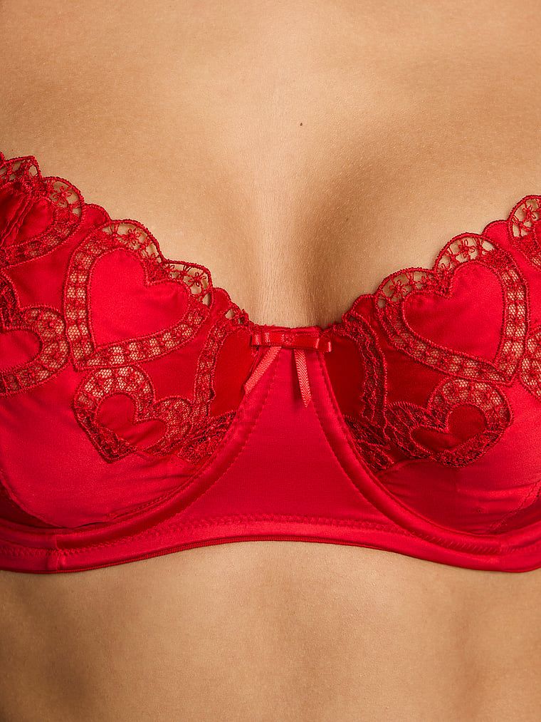 Wicked Heartbeat sutien balconette. Produsul este modelat și provine din colecția Dream Angels.