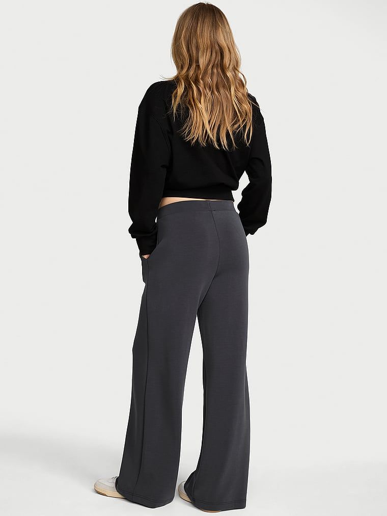 Pantaloni largi, ușor de pană. Produsul este negru și provine din colecția VSX.