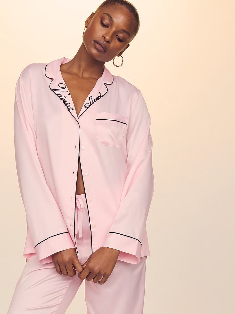 Pijamale din satin lucios cu mâneci lungi Glazed Satin. Produsul este roz și provine din colecția Victoria's Secret.