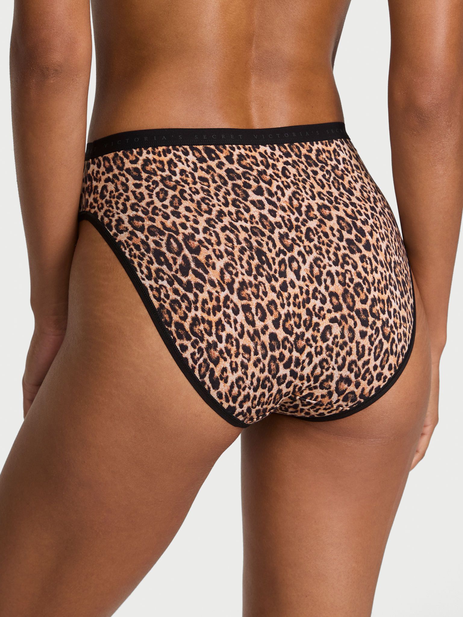Chiloți din bumbac High-Leg Slip cu picioare înalte. Produsul are un model cu motiv animal și provine din colecția Victoria's Secret.