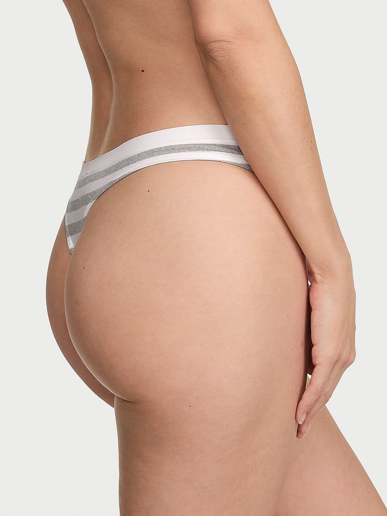 Tanga fără cusură. Produsul este modelat și provine din colecția Seamless (Seamless Collection).