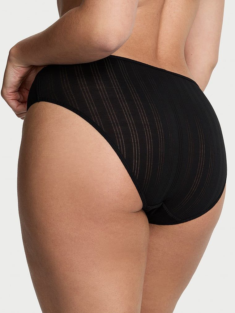 Chiloți făcuți din modalul Ultra-Fine Bikini. Produsul este negru și provine din colecția Victoria's Secret.