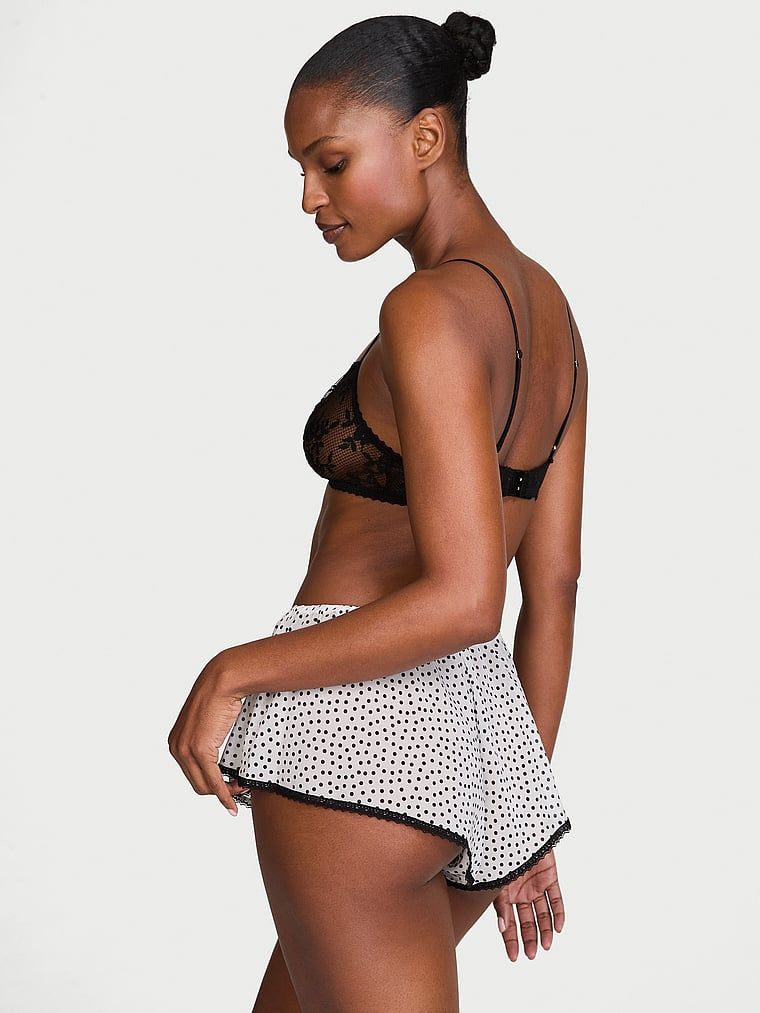 Set de dormit - bralette din dantelă și pantaloni scurți din chiffon. Produsul este modelat și provine din colecția Dream Angels.