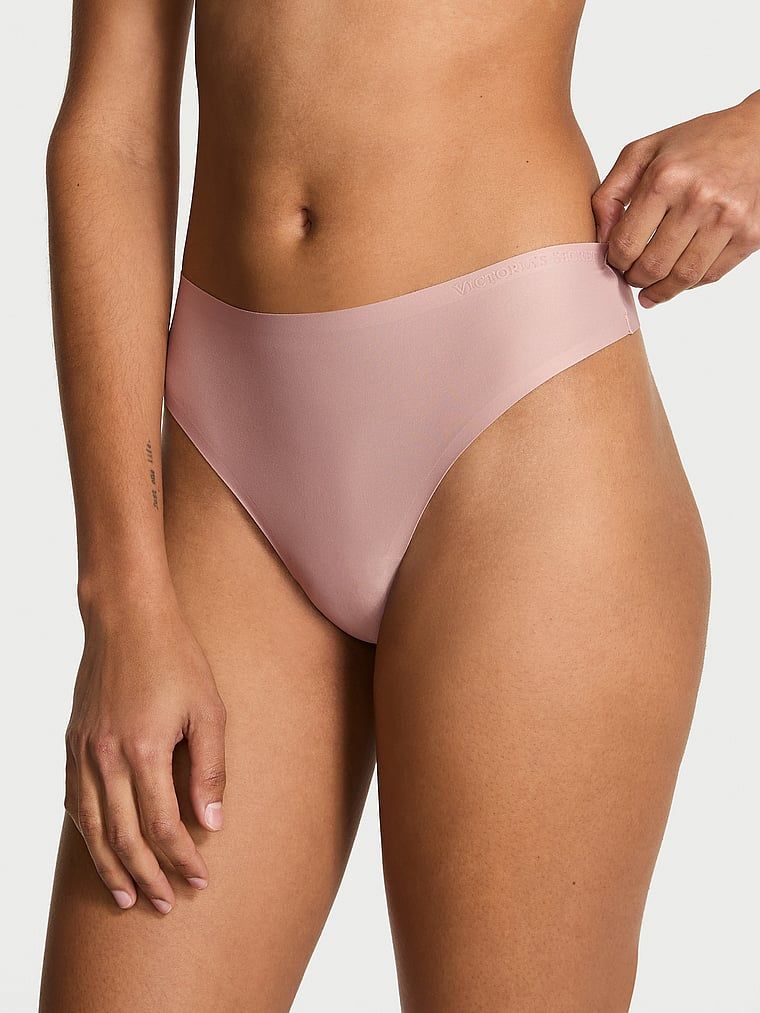 Tanga din microfibră Flex. Produsul este de culoare bej și provine din colecția Body by Victoria.