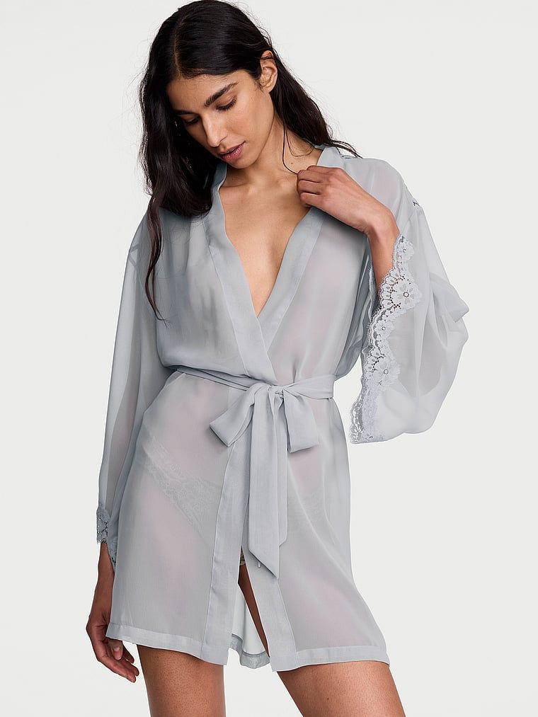 Halatul de baie făcut din șifon și dantelă. Produsul este de culoare gri și provine din colecția Dream Angels.