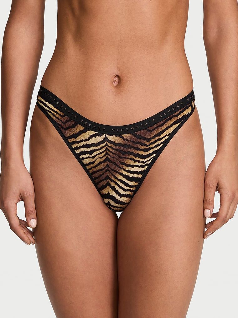 Tanga de bumbac cu picior înalt. Produsul are o culoare cu model și provine din colecția Victoria's Secret.