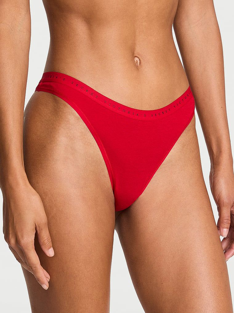 Tanga de bumbac cu picior înalt. Produsul este roșu și provine din colecția Victoria's Secret.