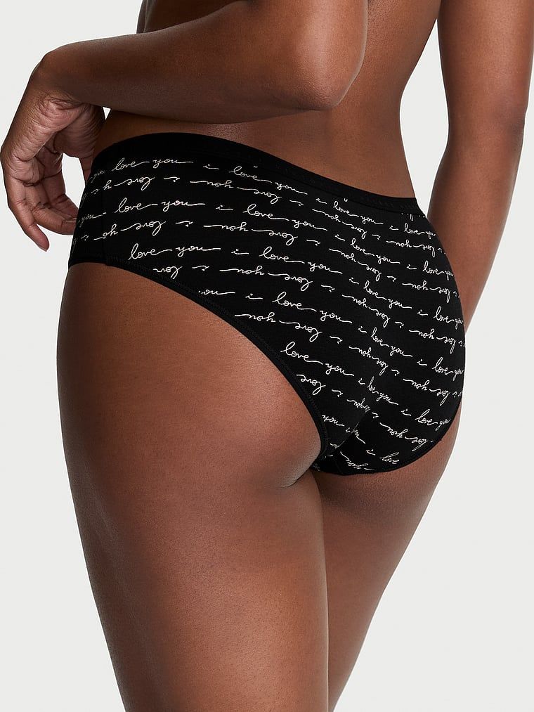 Chiloți din bumbac cu hiphugger. Produsul este modelat și provine din colecția Victoria's Secret.