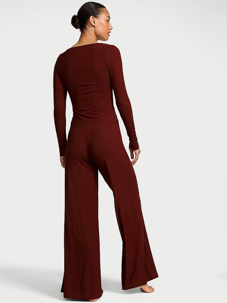 Pijamale făcute din SoSoft modal. Produsul este de culoare maro și provine din colecția Victoria's Secret.