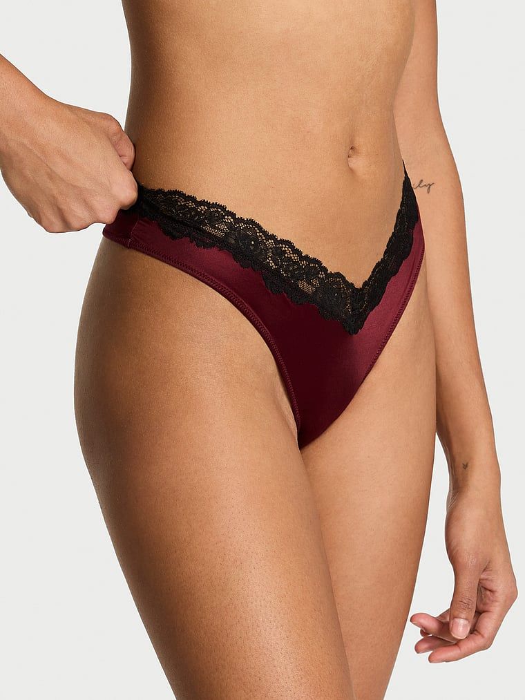 Tanga cu dantelă și picioare înalte, picior înalt cu margine din dantelă. Produsul este roșu și provine din colecția Very Sexy.