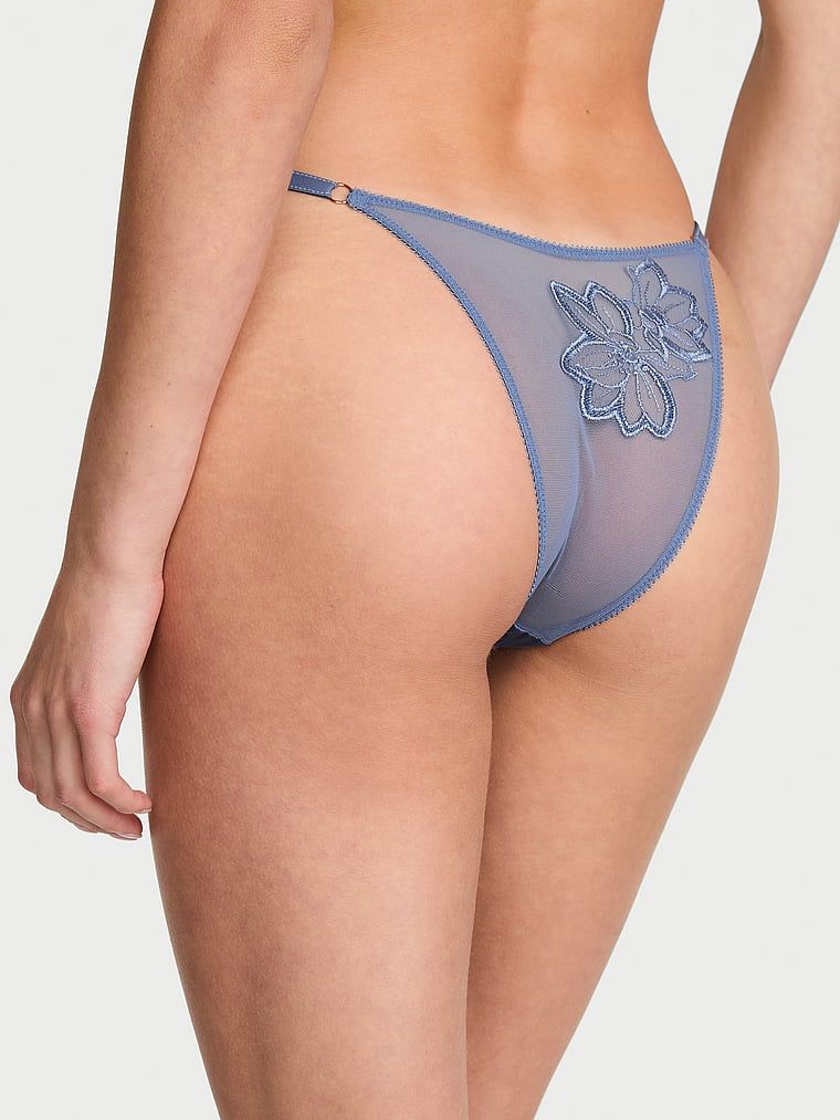Chiloți brazilieni din denim. Produsul este modelat și provine din colecția Very Sexy.