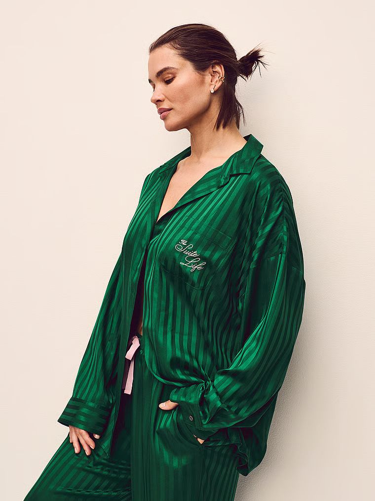 Pijamale de satin supradimensionate cu mâneci lungi, semnătură. Produsul este de culoare verde și provine din colecția Victoria's Secret.