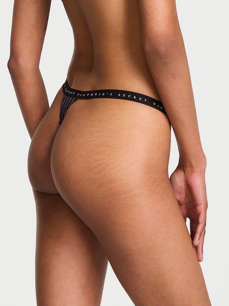 Tanga din bumbac elastic. Produsul este modelat și provine din colecția Victoria's Secret.