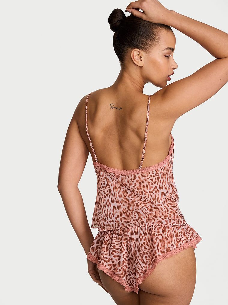 Set de șifon pentru dormit - bluză și pantaloni scurți leopard. Produsul este modelat și provine din colecția Dream Angels.