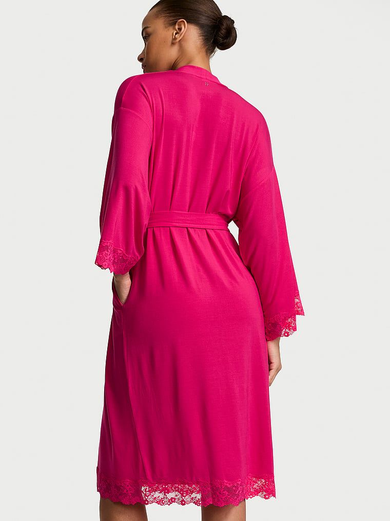 Halatul de baie făcut din SoSoft modal. Produsul este roz și provine din colecția Victoria's Secret.