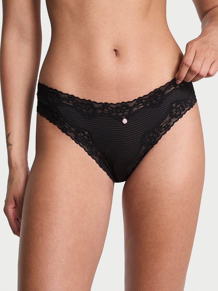 Chiloți din bumbac cu dungi cu dantelă pe marginile bikinilor. Produsul este negru și provine din colecția Lacie.