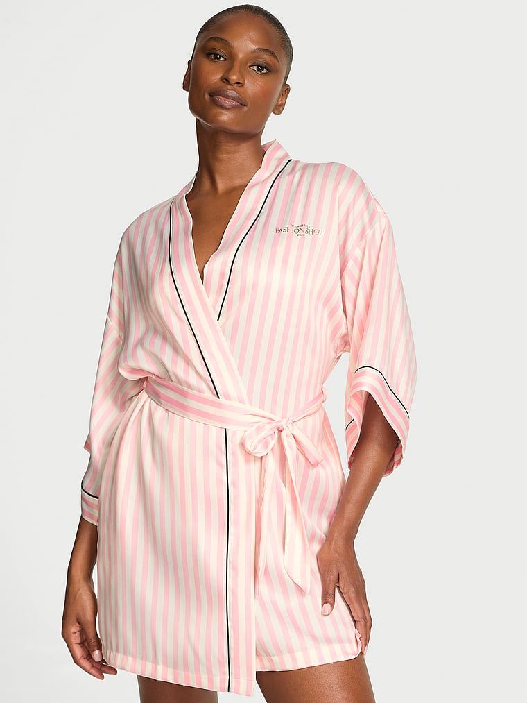 Halat de baie din satin scurt VSFS 2025. Produsul este modelat și provine din colecția Victoria's Secret.