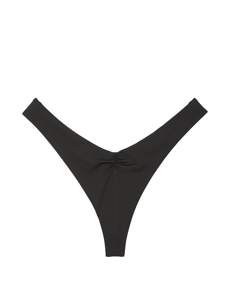 Slip de bikini tanga esențial Cinked. Produsul este negru și provine din colecția Victoria's Secret Swim.
