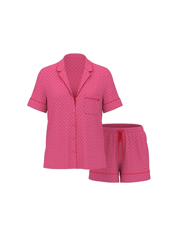 Pijamale modale cu pantaloni scurți. Produsul este modelat și provine din colecția Victoria's Secret.