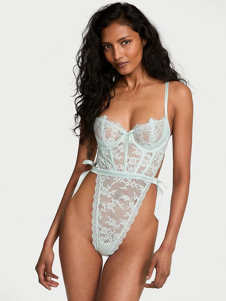 Costum de dantelă grozav. Produsul este albastru și provine din colecția Dream Angels.