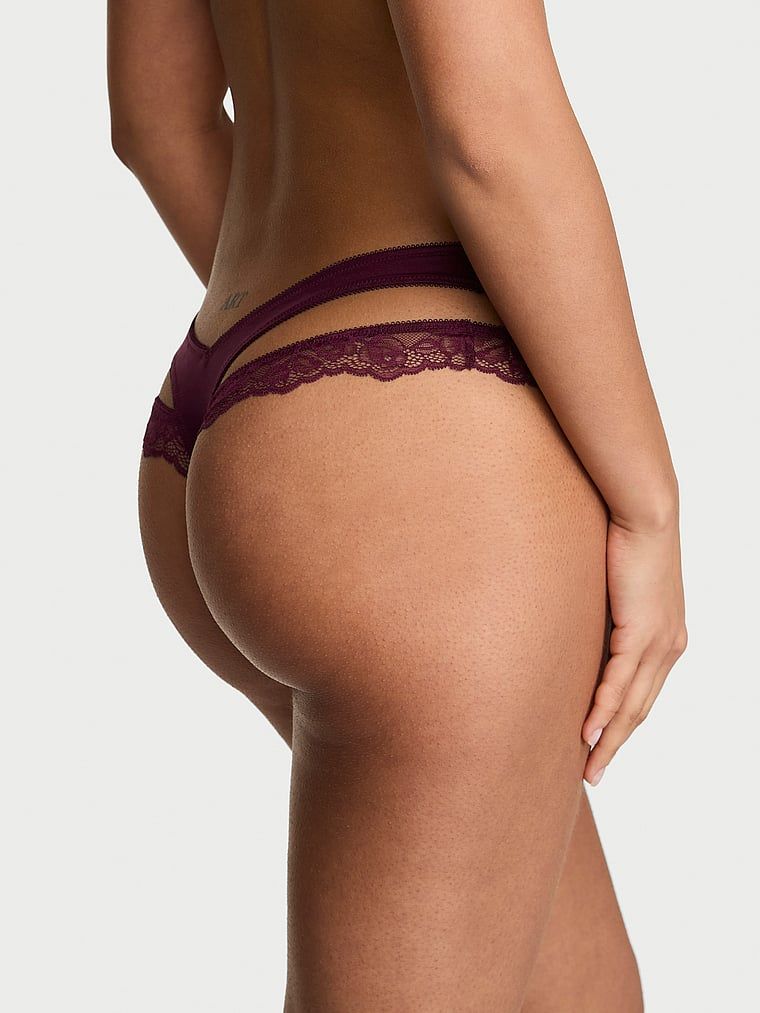 Tanga cu dantelă și decupaje pe laterale. Produsul este roz și provine din colecția Very Sexy.