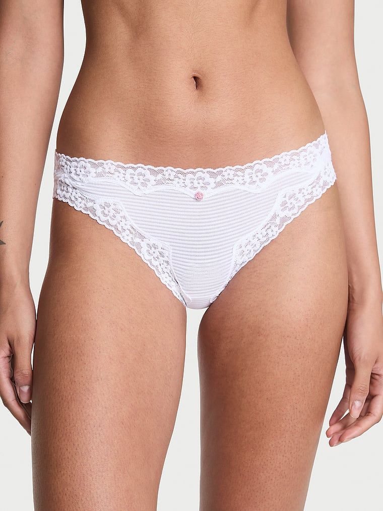 Chiloți din bumbac cu dungi cu dantelă pe marginile bikinilor. Produsul este alb și provine din colecția Lacie.
