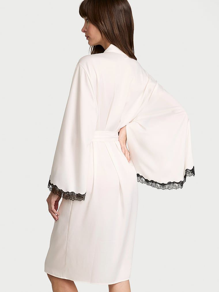 Halatul de satin cu mâneci late și dantelă. Produsul este de culoare albă și provine din colecția Very Sexy.